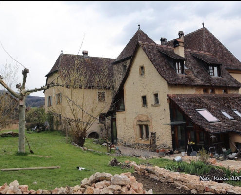 Ferme rustique avec toit en pierre et jardin verdoyant, Ferme du Geissberg à Biederthal, agriculture biodynamique et circuit court en harmonie avec la nature.