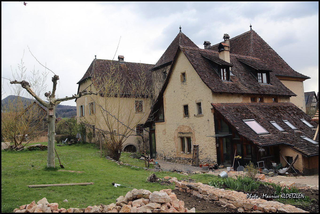 Ferme rustique avec toit en pierre et jardin verdoyant, Ferme du Geissberg à Biederthal, agriculture biodynamique et circuit court en harmonie avec la nature.