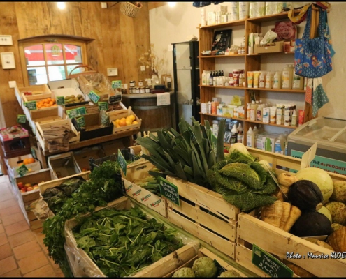 Intérieur d'une boutique de ferme rustique proposant des légumes frais et des produits biologiques issus de l'agriculture biodynamique de la ferme du Geissberg à Biederthal, en circuit court et dans le respect de la nature.