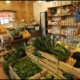 Intérieur d'une boutique de ferme rustique proposant des légumes frais et des produits biologiques issus de l'agriculture biodynamique de la ferme du Geissberg à Biederthal, en circuit court et dans le respect de la nature.