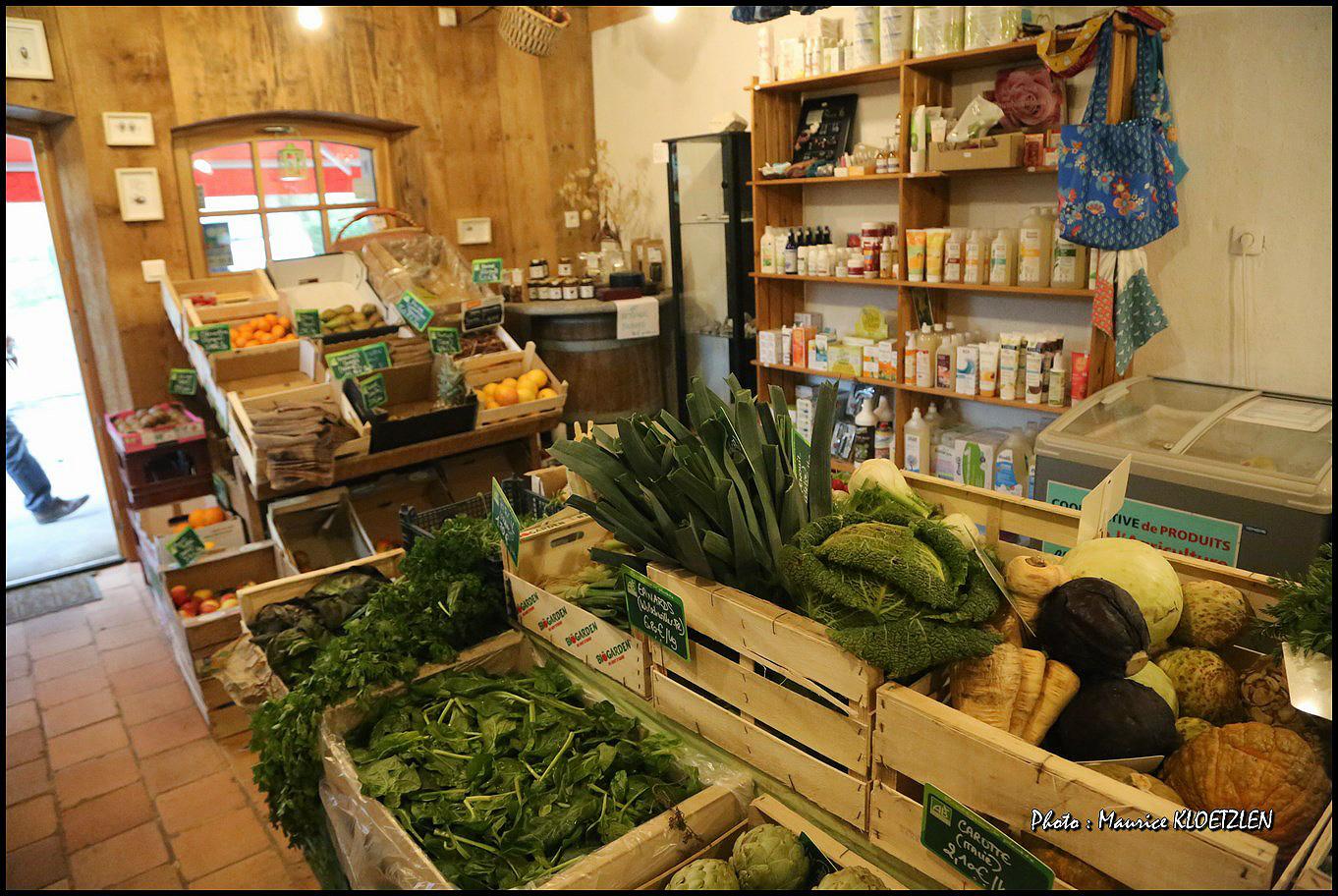 Intérieur de l épicerie du Geissberg avec produits bio