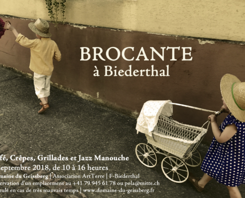 Affiche vintage d'une brocante à la ferme du Geissberg à Biederthal, illustrée de deux enfants en chapeaux de paille poussant un landau ancien le long d'un mur texturé.