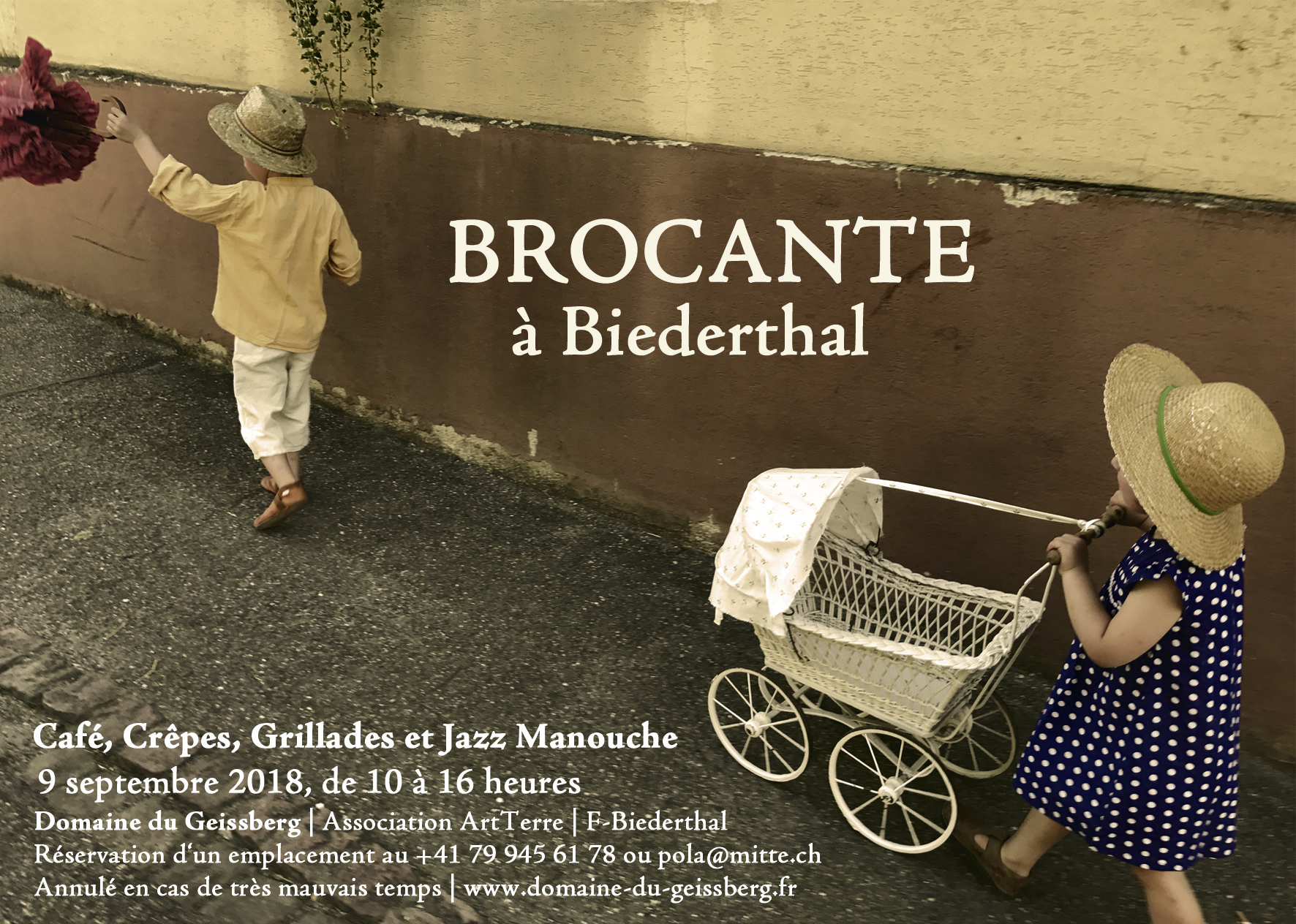 Affiche vintage d'une brocante à la ferme du Geissberg à Biederthal, illustrée de deux enfants en chapeaux de paille poussant un landau ancien le long d'un mur texturé.