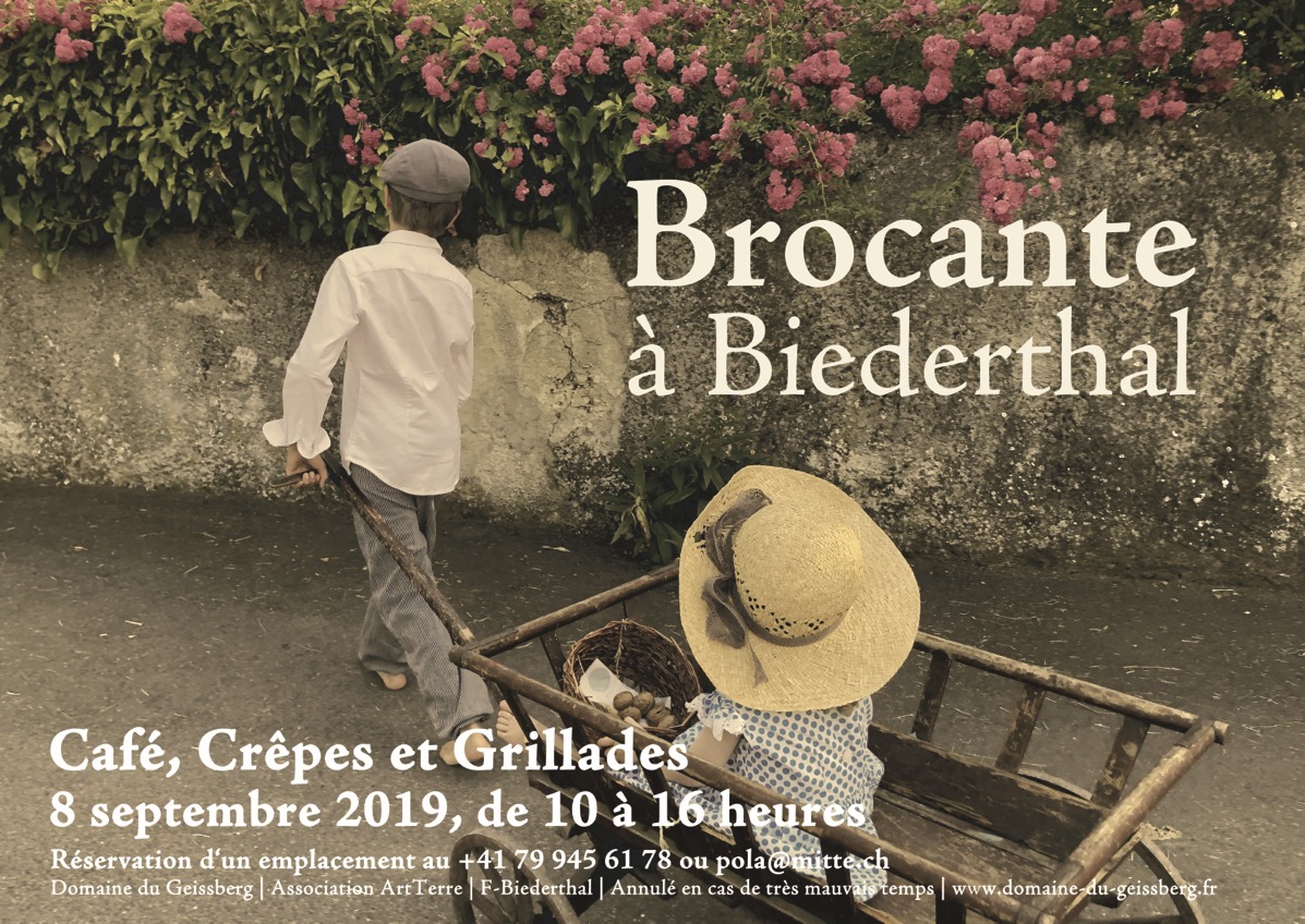 Deux enfants près d'un mur en pierre dans un cadre champêtre et naturel, à la ferme du Geissberg à Biederthal, agriculture biodynamique en circuit court.
