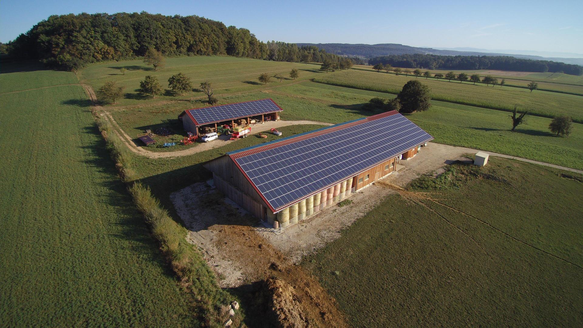 Vue aérienne des bâtiments avec panneaux solaires